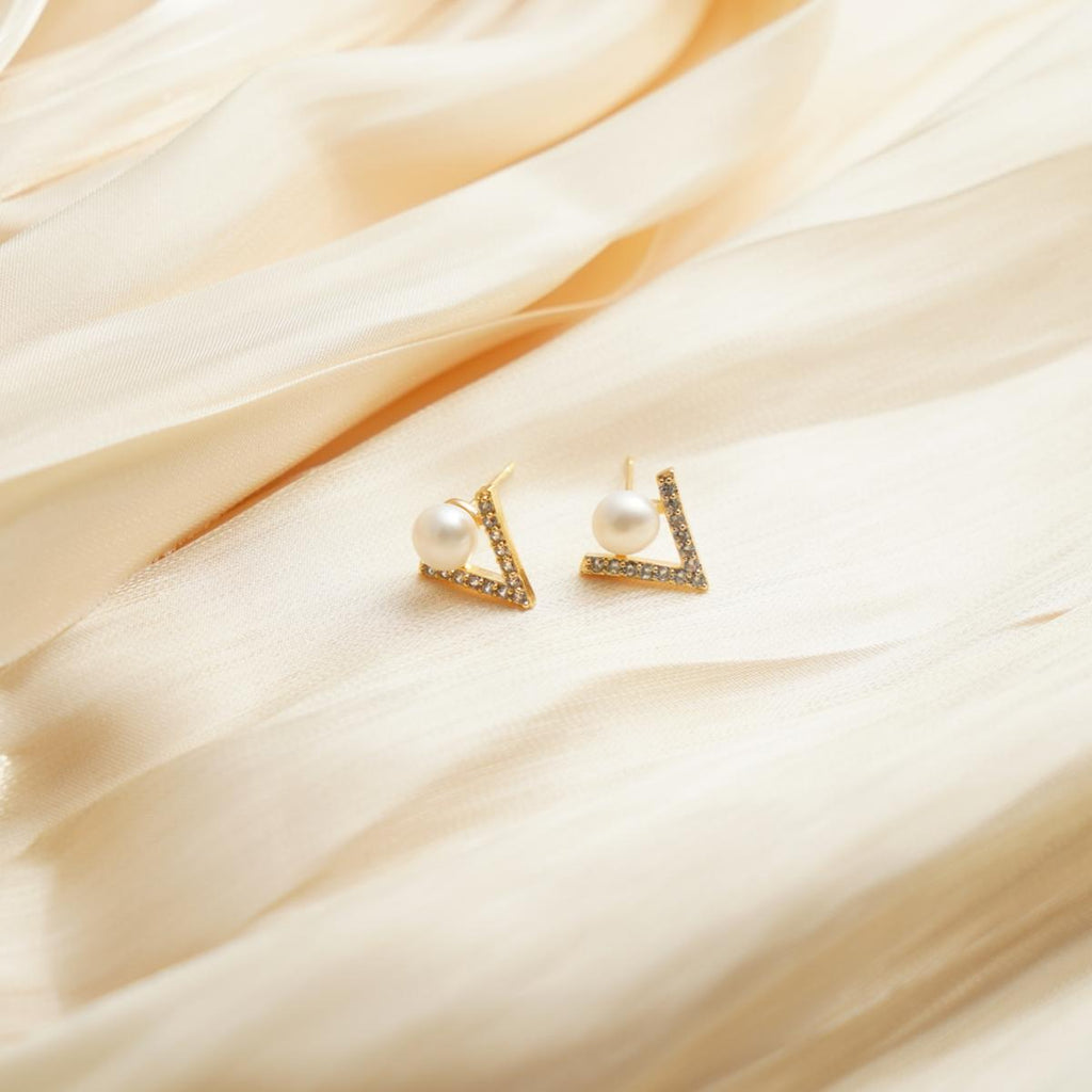 【Stud Earring】V-Shape Golden Alloy Natural Freshwater Pearl Stud Earring with Silver Post, Fashion Jewelry for Women Everyday Wear
