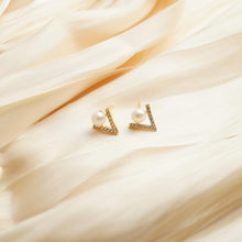 Load image into Gallery viewer, 【Stud Earring】V-Shape Golden Alloy Natural Freshwater Pearl Stud Earring with Silver Post, Fashion Jewelry for Women Everyday Wear