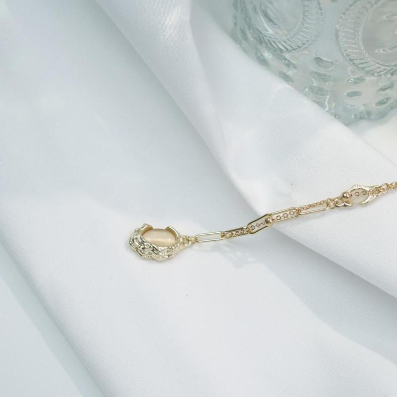 【Pendant Necklace】 Oval Gemstone Pendant Necklace of Intricate Metalwork, Dual-Texture Chain Jewelry for Women