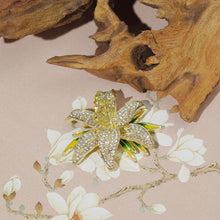 Load image into Gallery viewer, Kerongsang Bunga Lily, Diperbuat daripada Aloi dengan Rhinestones, Rekaan Elegan, Barang Kemas Bunga Oriental, Untuk Wanita pin  brooch