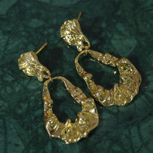 Laden Sie das Bild in den Galerie-Viewer, Subang Gelung, Bersalut Emas, Rekaan Aliran Abstrak, Subang Kenyataan, Untuk Pencinta Fesyen Trendi Earrings Jewelry
