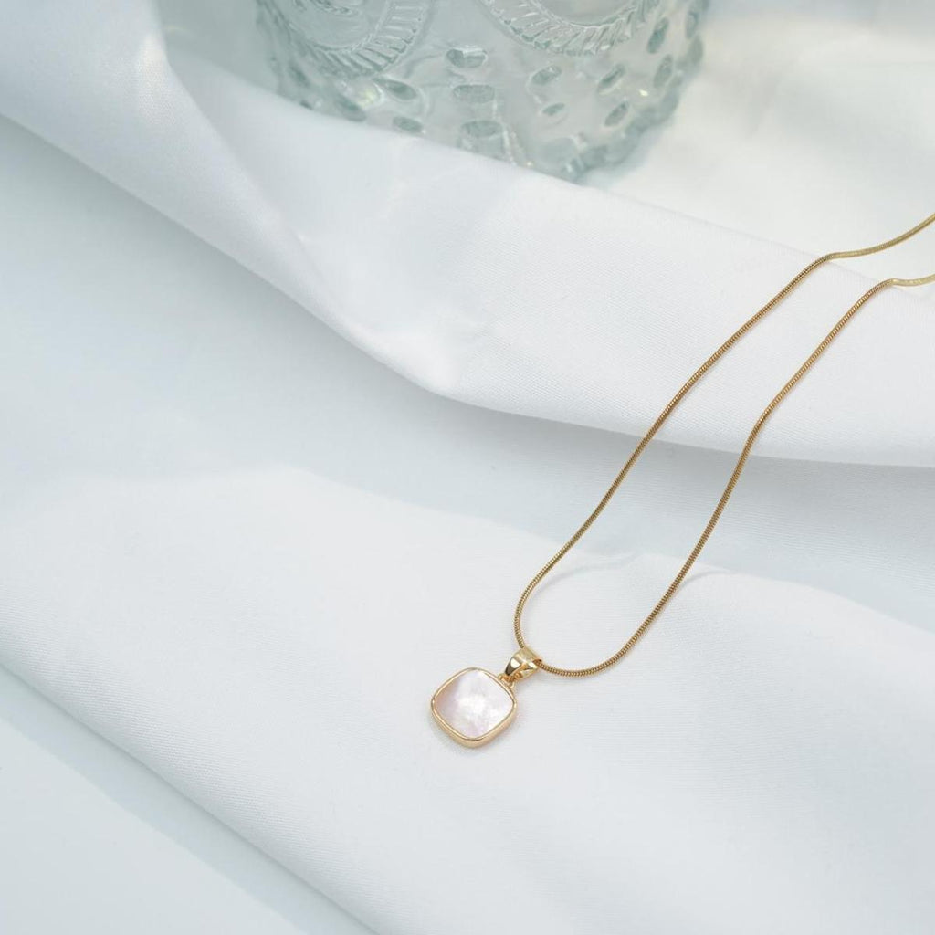 【Pendant Necklace】Minimalist Square Shell Pendant Necklace, Elegant & Versatile for Daily&Dating Looks