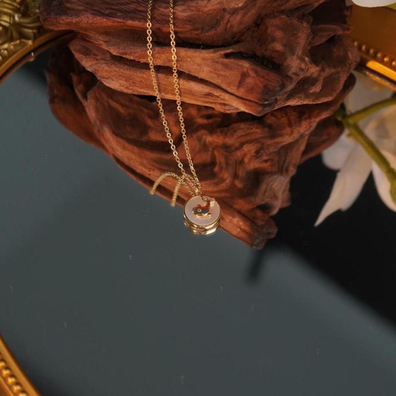 【Pendant Necklace】 White Shell Disc with Gold-Plated Whale Pendant Necklace, Delicate Chain Jewelry for Ladies