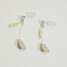 Laden Sie das Bild in den Galerie-Viewer, Anting-anting Jatuh, Rekaan Tulip Putih, Enamel, Aci Hijau, Aksen Zirkon, Gaya Romantik, Untuk Wanita