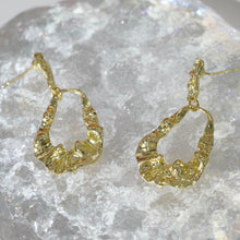 Laden Sie das Bild in den Galerie-Viewer, Subang Gelung, Bersalut Emas, Rekaan Aliran Abstrak, Subang Kenyataan, Untuk Pencinta Fesyen Trendi Earrings Jewelry