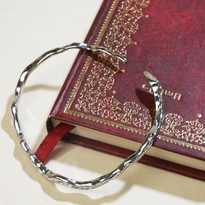 Fluid Silver Wrinkle Texture Bangle Bracelet for Women- Refined Light Reflection Elegance