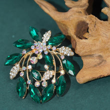 Load image into Gallery viewer, Kerongsang besar bahu Kristal Hijau, Gaya Vintaj, Glamor Retro, Sesuai untuk Gaun Rasmi / Kot, Sesuai untuk Pencinta Fesyen dan Hadiah Daun brooch