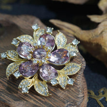 Laden Sie das Bild in den Galerie-Viewer, Kerongsang Bunga, Untuk Wanita, dengan Zirkon Ungu dan Daun Berkilauan, Sesuai untuk Acara Elegan pin  brooch