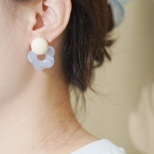 Laden Sie das Bild in den Galerie-Viewer, Anting-anting Stud, Bunga Kerawang Resin Biru / Kuning, Hadiah Manis untuk Kanak-kanak Perempuan, Sesuai untuk Pakaian Harian