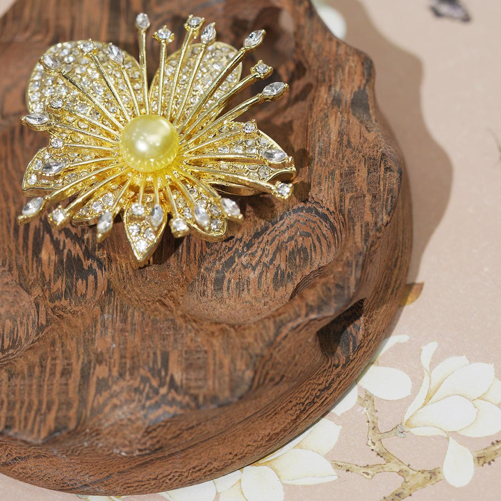 Gold Pearl Flower Brooch - Diamond-like Jewelry for Timeless Elegance