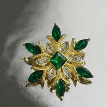 Laden Sie das Bild in den Galerie-Viewer, Kerongsang Kepingan Salji, Bersalut Emas, Permata Hijau Zamrud, Berkilau Mempesonakan, Sesuai untuk Gaya Harian pin  brooch