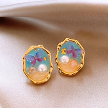 Carregar imagem no visualizador da galeria, Floral Heart Pearl Earrings Inspired by Monet’s Garden – Chic and Elegant Studs for a Romantic Look