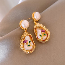 Carregar imagem no visualizador da galeria, Floral Heart Pearl Earrings Inspired by Monet’s Garden – Chic and Elegant Studs for a Romantic Look