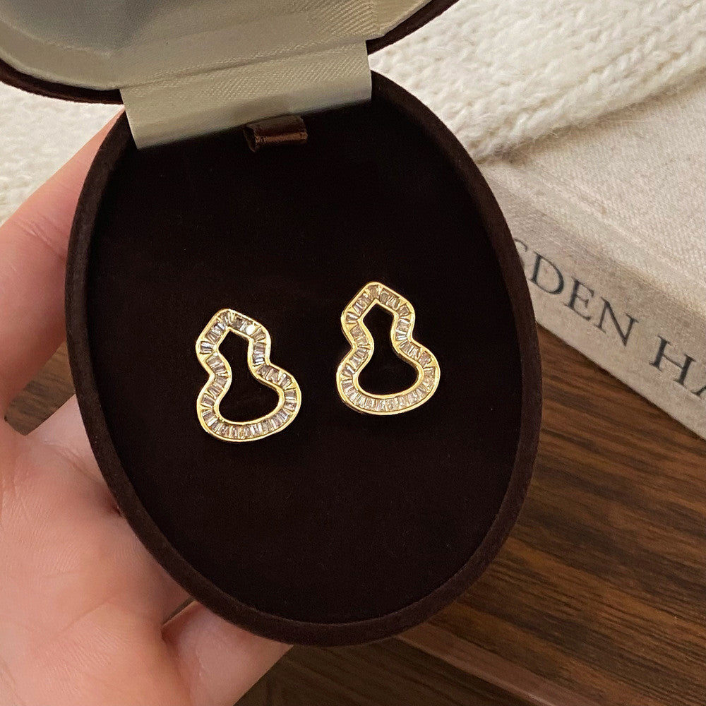 Elegant Gold and Silver Earrings Set – Timeless Jewelry for Every Occasion with Versatile Style