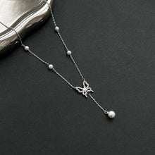 Laden Sie das Bild in den Galerie-Viewer, Butterfly &amp; Pearl White Gold Necklace | Hypoallergenic Elegant Jewelry for Women | Wedding &amp; Daily Luxury Gift