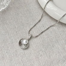 Charger l&#39;image dans la galerie, Silver Shell &amp; Pearl Necklace | Hypoallergenic Minimalist Jewelry | Adjustable 45cm Beach Wedding Gift