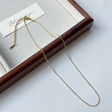 Charger l&#39;image dans la galerie, Delicate Gold Chain Necklace for Women | 18K Gold Plated Minimalist Jewelry | Hypoallergenic Adjustable 45cm