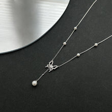 Laden Sie das Bild in den Galerie-Viewer, Butterfly &amp; Pearl White Gold Necklace | Hypoallergenic Elegant Jewelry for Women | Wedding &amp; Daily Luxury Gift